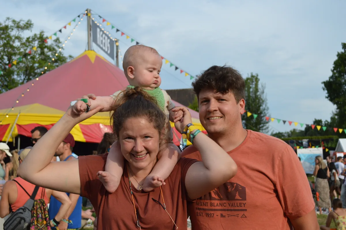Eine Familie mit Baby am Reggae-Festival Reeds.